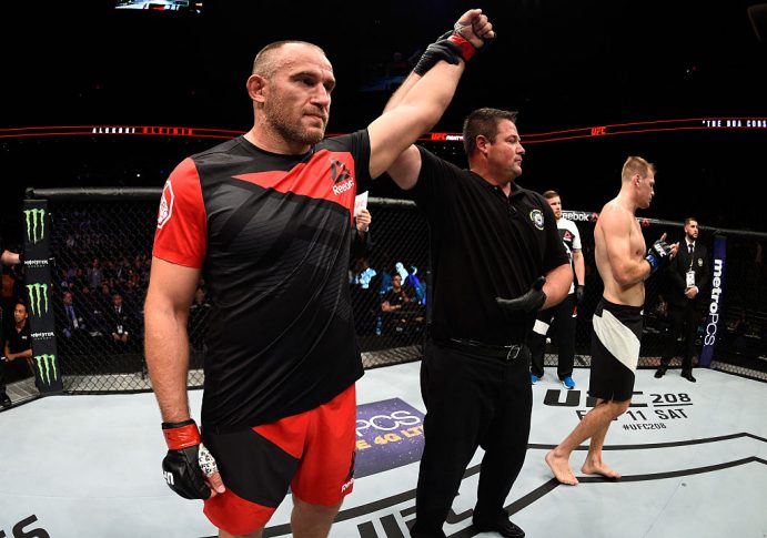 UFCファイトナイト・フェニックス:アレクセイ・オレイニク vs. ビクトル・ペスタ【アリゾナ州フェニックス/2017年1月16日(Photo by Jeff Bottari/Zuffa LLC/Zuffa LLC via Getty Imagess)】