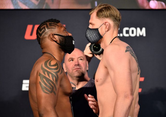 UFCファイトナイト・ラスベガス 3:公式計量後のフェイスオフに臨んだカーティス・ブレイズとアレクサンドル・ボルコフ【アメリカ・ネバダ州ラスベガス/2020年6月19日(Photo by Chris Unger/Zuffa LLC)】