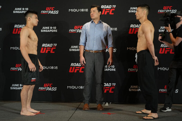ROAD TO UFC:公式計量後のフェイスオフに臨んだ野瀬翔平とウリジ・ブレン【シンガポール・シンガポール/2022年6月9日(Photo by Jeff Bottari/Zuffa LLC)】